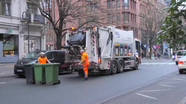 Frankfurt Niemcy Styczeń 2024 Wczesnym Rankiem Śmieciarka Zbiera Śmieci Śmietników — Wideo stockowe