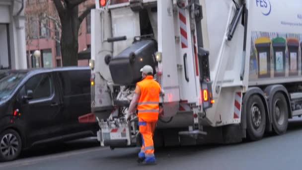 Frankfurt Jermany January 2024 Dini Hari Sebuah Truk Sampah Mengangkut — Stok Video