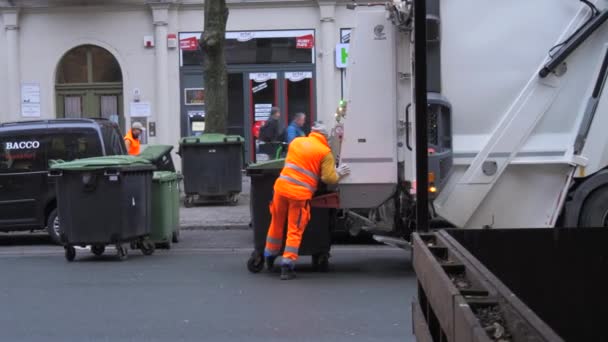 Frankfurt Niemcy Styczeń 2024 Wczesnym Rankiem Śmieciarka Zbiera Śmieci Śmietników — Wideo stockowe