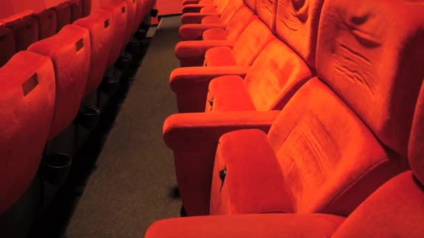 人なしで空っぽの赤い映画館 映画を見せること シネマホールの空きと快適な座席 — ストック動画