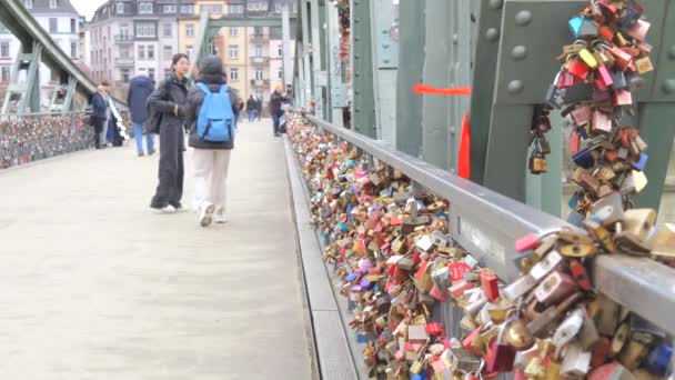 Frankfurt Main Januar 2024 Brücke Mit Verschiedenen Liebesschlössern — Stockvideo