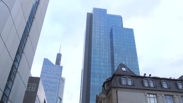 프랑크푸르트 2024년 31일 독일의 대도시 비즈니스 센터에서 빌딩과 오래된 — 비디오