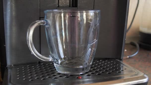 Μαύρος Καφές Χύνεται Ένα Διαφανές Κύπελλο Από Μια Μηχανή Καφέ — Αρχείο Βίντεο