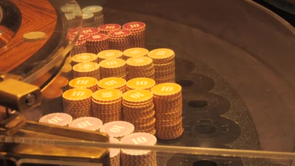 バーデン バーデン ドイツ 12月 2023 ゲームテーブルでポーカー ブラックジャック その他のギャンブルゲームをプレイするためのカジノルーレット チップ テーブル — ストック動画