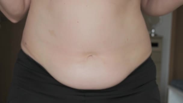 Weiblicher Bauch Positiv Frau Springt Flacher Zeitlupe Eine Kleine Fettschicht — Stockvideo