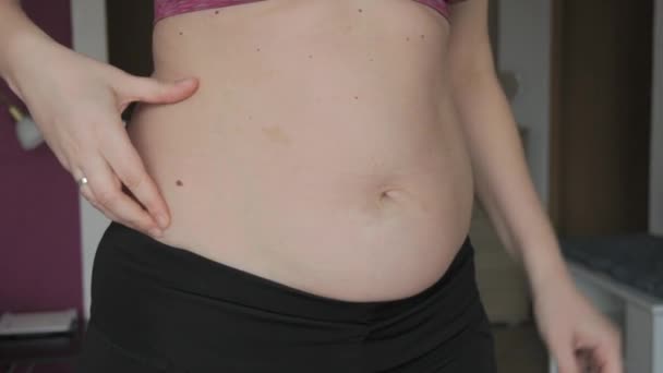 Cuerpo Abdominal Femenino Positivo Mujer Toca Los Pliegues Del Vientre — Vídeos de Stock