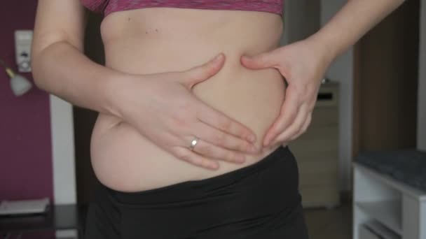 Θετικό Σώμα Κοιλιάς Γυναίκα Αγγίζει Την Κοιλιά Πτυχώσεις Επίπεδη Αργή — Αρχείο Βίντεο