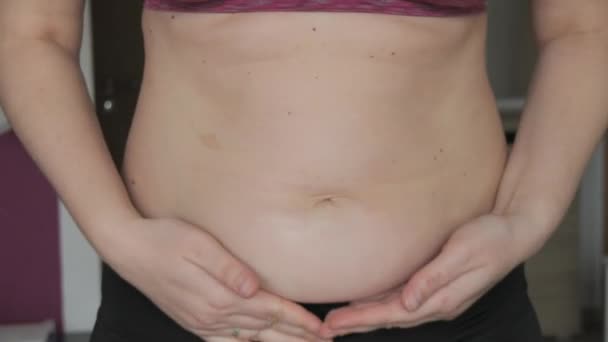 Corpul Feminin Abdomenului Pozitiv Femeia Atinge Pliurile Abdominale Mișcare Lentă — Videoclip de stoc