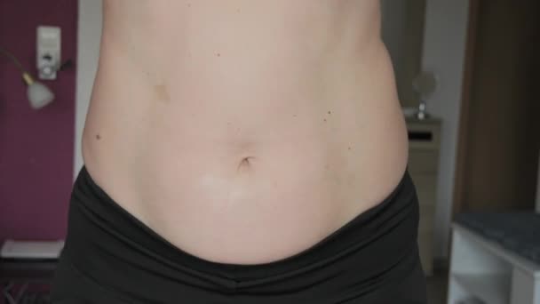 Weiblicher Bauch Positiv Frau Springt Flacher Zeitlupe Eine Kleine Fettschicht — Stockvideo