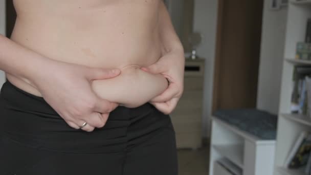 Corpul Feminin Abdomenului Pozitiv Femeia Atinge Pliurile Abdominale Plată Strat — Videoclip de stoc