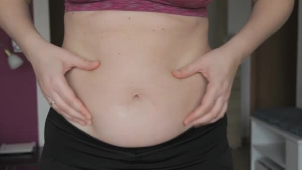 Corpul Feminin Abdomenului Pozitiv Femeia Atinge Pliurile Abdominale Mișcare Lentă — Videoclip de stoc