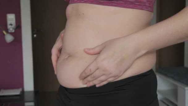 Ženské Břicho Pozitivní Žena Pomalu Dotýká Břišních Záhybů Malá Vrstva — Stock video