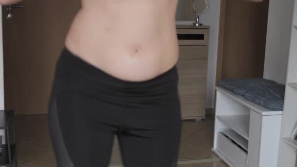 Weiblicher Bauch Positiv Frau Tanzt Bauchtanz Wohnung Kleine Fettschicht Auf — Stockvideo