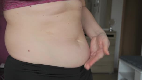 Θετικό Σώμα Κοιλιάς Γυναίκα Αγγίζει Την Κοιλιά Πτυχώσεις Επίπεδη Αργή — Αρχείο Βίντεο