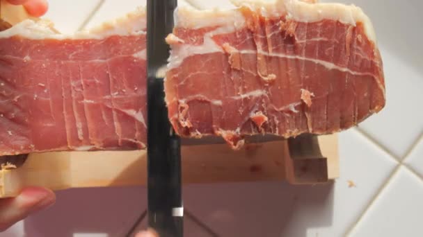 Испанский Традиционный Свиной Хамон Нож Режет Кусок Мяса Хамона Тонкими — стоковое видео