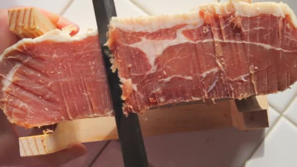 Španělský Tradiční Vepřový Jamon Nůž Krájí Kus Masa Hamonu Tenké — Stock video