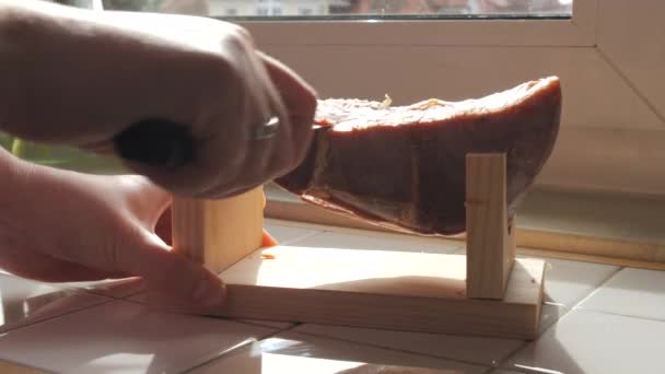Испанский Традиционный Свиной Хамон Нож Режет Кусок Мяса Хамона Тонкими — стоковое видео