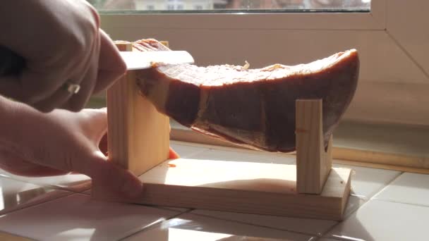 Španělský Tradiční Vepřový Jamon Nůž Krájí Kus Masa Hamonu Tenké — Stock video