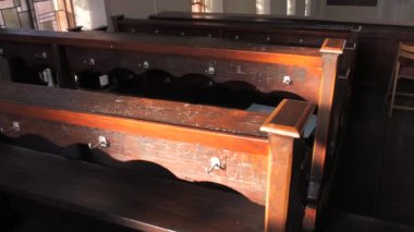 Kilisedeki ahşap kilise sıralarına kazınmış yazıtlar..