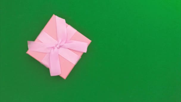 Зупинити Рух Анімації Рожевої Подарункової Коробки Рухається Зеленому Хроматичному Фоні — стокове відео
