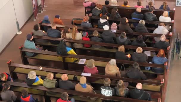 2024年2月24日 キール ドイツ 教区民は カトリック教会のベンチに座って祈ります トップビュー — ストック動画