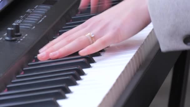 Fragiele Tedere Vrouwelijke Handen Spelen Een Synthesizer Buiten Het Koude — Stockvideo