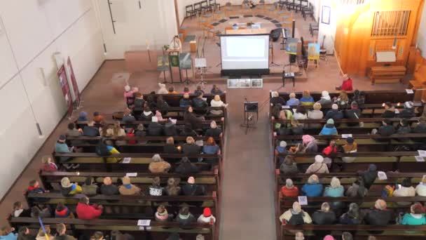 Února 2024 Kehl Německo Farníci Sedí Modlí Lavicích Katolické Církve — Stock video