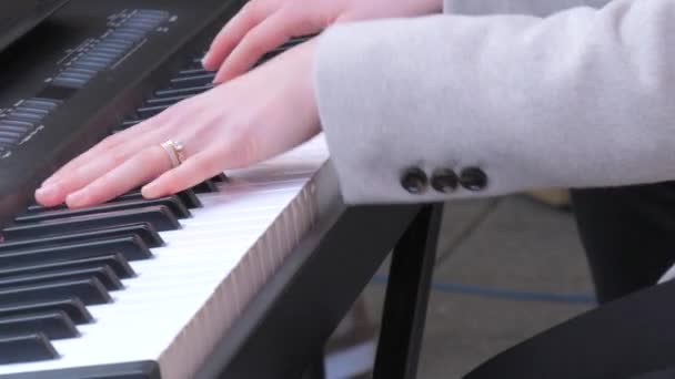 Тонкі Ніжні Жіночі Руки Грають Синтезатор Зовні Холодну Пору Року — стокове відео