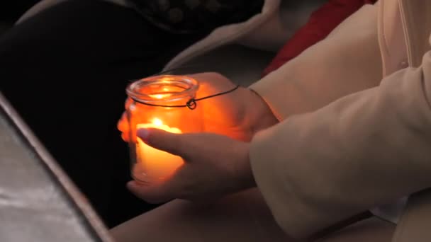 Ett Stort Vitt Ljus Brinner Glasburk Kyrka Bräckliga Kvinnliga Händer — Stockvideo