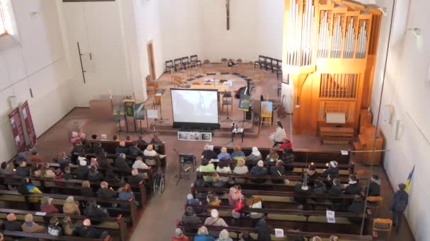 2024年2月24日 德国科尔 教友们坐在天主教堂的长椅上祈祷 顶部视图 — 图库视频影像
