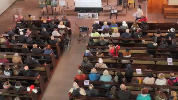 2024年2月24日 キール ドイツ 教区民は カトリック教会のベンチに座って祈ります トップビュー — ストック動画