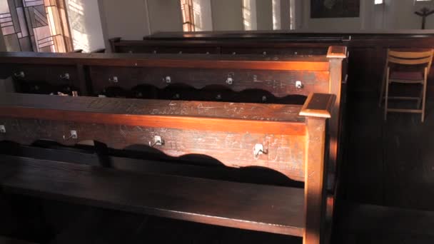 教堂的木制教堂长椅上乱画的题词 — 图库视频影像