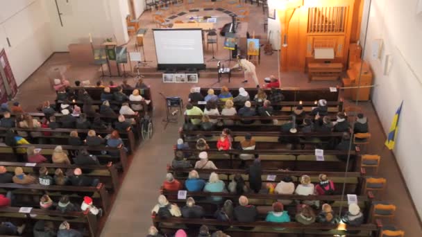 Şubat 2024 Kehl Almanya Cemaatçiler Bir Katolik Kilisesinin Sıralarında Oturup — Stok video