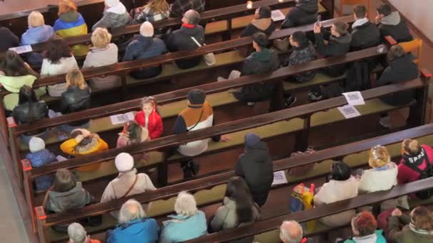 Februar 2024 Kehl Gemeindemitglieder Sitzen Und Beten Auf Den Bänken — Stockvideo