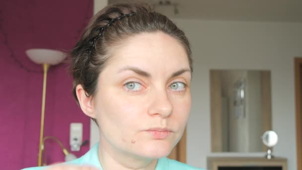 Gözlerinin Altına Yamalar Yapıştırıp Kameraya Bakan Genç Bir Kadının Portresi — Stok video