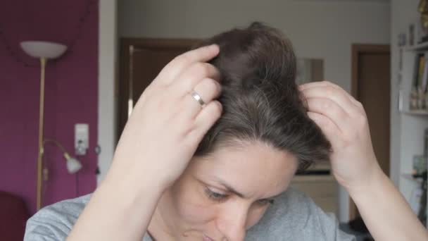 Młoda Kobieta Dotyka Swoimi Dłońmi Krótkich Włosów Pokazując Swoje Pierwsze — Wideo stockowe