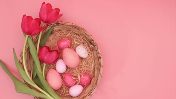 Animace Pohybu Velikonocích Různá Velikonoční Vajíčka Růžových Tónech Pohybují Proutěném — Stock video