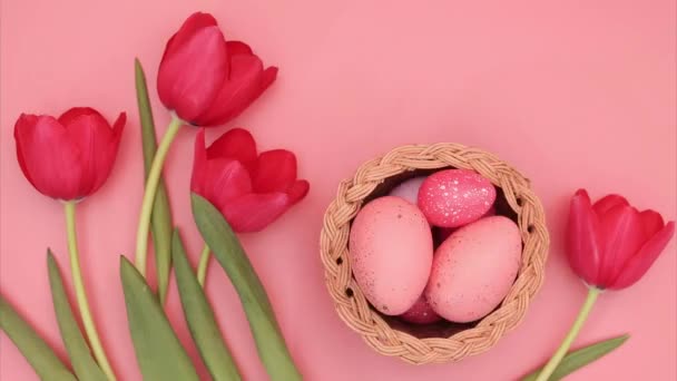 Πασχαλινή Κίνηση Ποικιλία Πασχαλινά Αυγά Ροζ Τόνους Κινούνται Ένα Ψάθινο — Αρχείο Βίντεο