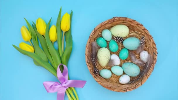 Paskalya Hareketi Animasyonu Mavi Tonlarda Çeşitli Paskalya Yumurtaları Hasır Sepetin — Stok video