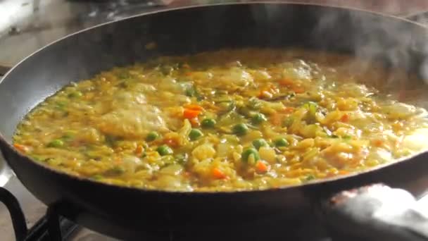 Büyük Bir Tava Köpüklü Risotto Kaynıyor Mutfağında Sebzeli Tavuklu Risotto — Stok video