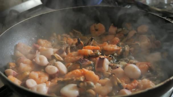 魚介類は鍋で揚げられています ムール貝 タコは クローズアップビューでゆっくり揚げられています — ストック動画