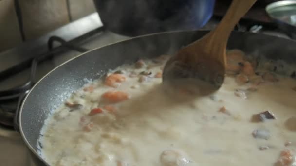 Una Cuchara Cocina Madera Revuelve Crema Líquida Marisco Que Fríe — Vídeos de Stock