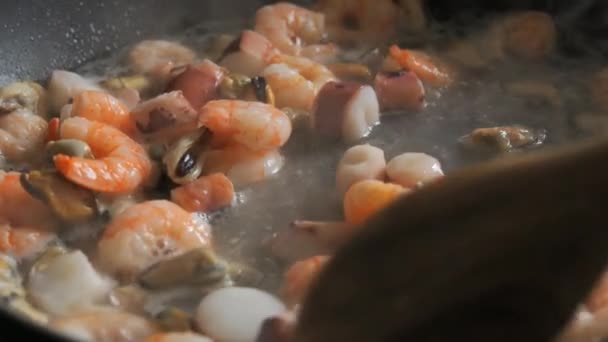 Una Cuchara Cocina Madera Revuelve Los Mariscos Que Fríen Una — Vídeos de Stock