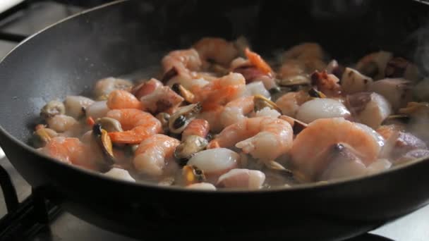 海鲜放在锅里煎 各种贻贝 章鱼都是在特写镜头下慢炸的 — 图库视频影像