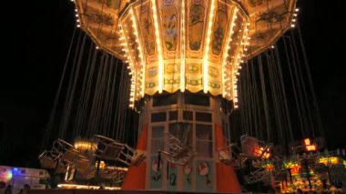 Gece vakti bir lunaparkta ağır çekimde atlı karınca. Eğlence parkında tatil eğlencesi.