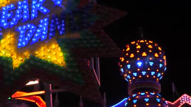 Bunte Beleuchtung Vergnügungspark Bei Nacht Viele Farbige Glühbirnen Leuchten — Stockvideo
