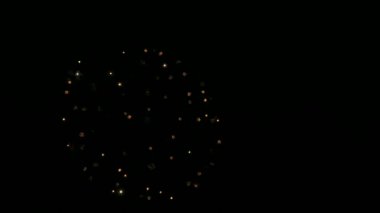 Kara gece gökyüzünde ağır çekim havai fişekler. Kutlama selamı..