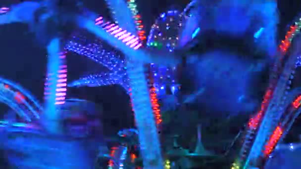 城市公园里巨大的吸引力 章鱼头 五彩缤纷的触角 给家人和朋友的游乐园 晚上在娱乐场所旋转吸引的部分 — 图库视频影像