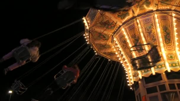 夜間にゆっくり動く遊園地のカルーセル アミューズメントパークでの休日のエンターテイメント — ストック動画