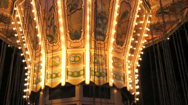 夜间在游乐园里慢悠悠地玩着旋转木马 游乐园的假日娱乐活动 — 图库视频影像